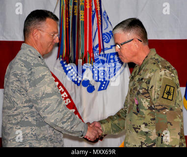 Generalmajor Anthony Deutsch, der Adjutant General von New York (links), gratuliert Chief Warrant Officer 5 Robert Wold, die ausgehende Befehl Chief Warrant Officer der New York Army National Guard (rechts) nach der Verleihung der Staat New York auffällige Service Medal während eines Change-of-behörde Festakt in New York National Guard Sitz hier am 9. Chief Warrant Officer 4 Jeffrey Schirmer übernahm Chief Warrant Officer Aufgaben während der Zeremonie. Schirmer, ein Leicester N.Y. Bewohner und ein Veteran von zwei Kriege, ist verantwortlich für die Rekrutierung Unteroffiziere zu füllen. Stockfoto