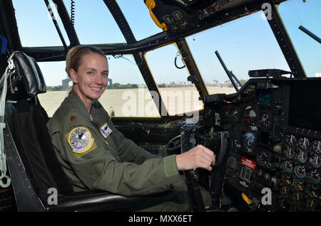 Maj. Jennifer Orton sitzt am Steuer eines HC-130 P/N König Bekämpfung-Search-and-Rescue"-Flugzeuge, die auf Patrick Air Force Base flightline, wo sie Rettung 920th Wing's erste weibliche Piloten. Sie hat ungefähr 3.000 Stunden Flugzeit während ihrer Luftwaffe Karriere angemeldet und hat mehrfach zu Orten wie in Afghanistan, im Irak und im Horn von Afrika im Einsatz. Orton begann ihre Karriere in der Luftwaffe, wie ein Flugzeug last Master an Papst Feld, North Carolina, wo sie mit das Be- und Entladen und das Balancing aircraft Cargo beauftragt wurde. (U.S. Air Force Foto/Senior Airman Brandon Kalloo Sanes) Stockfoto