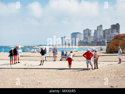 El Campello, Spanien - 22. Mai 2018: Petanque Spieler auf den Strand von El Campello. Petanque ist ein Spiel, in dem das Ziel ist, hohle Kugeln als Cl zu werfen Stockfoto