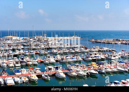 Angelegte Boote im Hafen von El Campello. El Campello ist ein Küstenort Stadt an der Costa Blanca. Alicante, Spanien Stockfoto