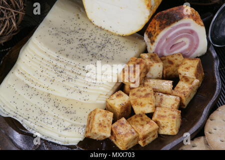 Verschiedene Käsesorten nebeneinander Stockfoto