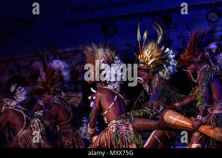 Bergamo, Italien - 1. Juni 2018: Die tufi Gruppe führt in traditionelle Lieder und Tänze von Papua Neuguinea, den Stamm auf dem Festival LO SPI durchgeführt Stockfoto