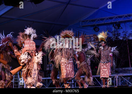 Bergamo, Italien - 1. Juni 2018: Die tufi Gruppe führt in traditionelle Lieder und Tänze von Papua Neuguinea, den Stamm auf dem Festival LO SPI durchgeführt Stockfoto