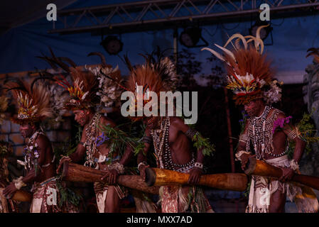 Bergamo, Italien - 1. Juni 2018: Die tufi Gruppe führt in traditionelle Lieder und Tänze von Papua Neuguinea, den Stamm auf dem Festival LO SPI durchgeführt Stockfoto