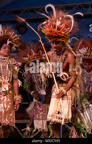 Bergamo, Italien - 1. Juni 2018: Die tufi Gruppe führt in traditionelle Lieder und Tänze von Papua Neuguinea, den Stamm auf dem Festival LO SPI durchgeführt Stockfoto