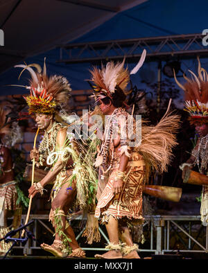 Bergamo, Italien - 1. Juni 2018: Die tufi Gruppe führt in traditionelle Lieder und Tänze von Papua Neuguinea, den Stamm auf dem Festival LO SPI durchgeführt Stockfoto