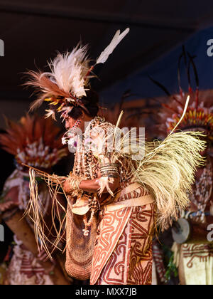 Bergamo, Italien - 1. Juni 2018: Die tufi Gruppe führt in traditionelle Lieder und Tänze von Papua Neuguinea, den Stamm auf dem Festival LO SPI durchgeführt Stockfoto