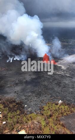 Luftaufnahme von einer massiven Lavafontäne spewing Magma 230 Füße in die Luft riss 8 im Vacationland Bereich, der durch den Ausbruch des Kilauea Vulkans Juni 3, 2018 in Hawaii verursacht. Die letzte Eruption weiter zerstören Häuser, zwangen Evakuierungen und spucken Lava und Giftgas auf der grossen Insel von Hawaii. Stockfoto