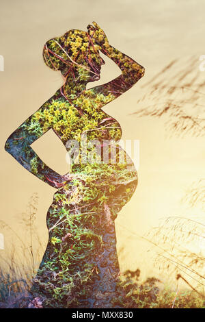 Double Exposure. Silhouette einer schwangeren Frau mit der Natur kombiniert Stockfoto