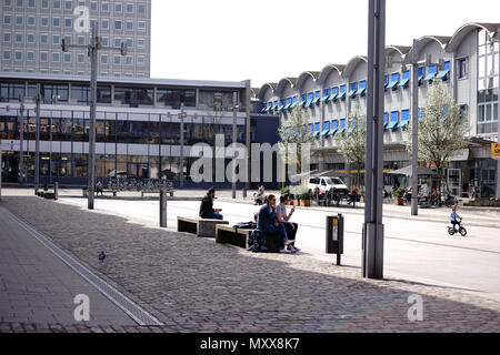 Koblenz, Deutschland - April 08, 2018: Reisende und Passanten durch das Sitzen auf dem Bahnhofsvorplatz vor dem Hauptbahnhof sind bei gutem Wetter auf Ap Stockfoto