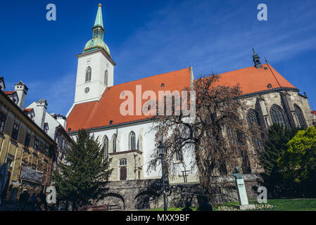 Glockenturm von St. Martin's Cathedral ont er Altstadt von Bratislava, Slowakei, Ansicht von panska Straße mit Büste von Anton Bernolak Stockfoto