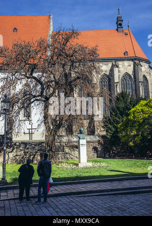 Büste von Anton Bernolak vor Saint Martin's Cathedral in Bratislava, Slowakei Stockfoto