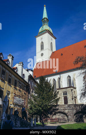 Glockenturm von St. Martin's Cathedral ont er Altstadt von Bratislava, Slowakei, Ansicht von panska Straße Stockfoto