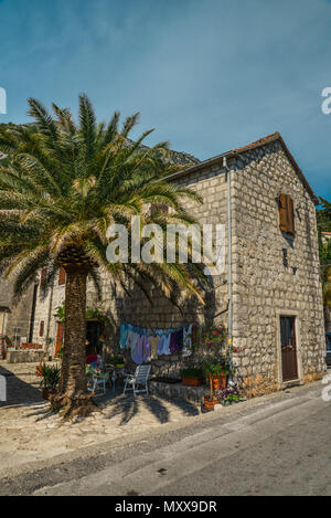 Einen Damm mit mittelalterlichen Häusern aus Stein von der Bucht von Kotor in Perast, Montenegro Stockfoto