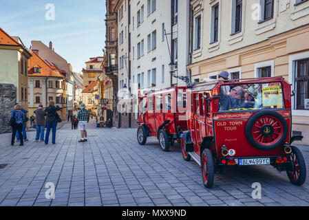 City tour Fahrzeug auf die Altstadt von Bratislava, Slowakei Stockfoto