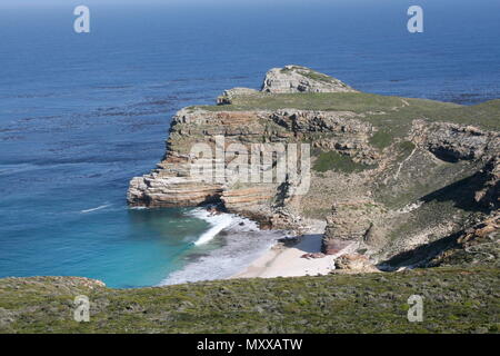 Ein Blick auf die schönen Klippen und Diaz Strand von Cape Point, Südafrika. Stockfoto