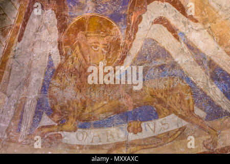 Der Löwe mit einem Halo ist ein Symbol des Evangelisten Markus, Romanische Wandmalerei in Vinslov Kirche, Schweden, 9. Mai 2018 Stockfoto