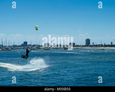 Kite Surfer vom Wasser der Bucht von Port Phillip von St Kilda Strand und Pier, Melbourne, Victoria, Australien Stockfoto