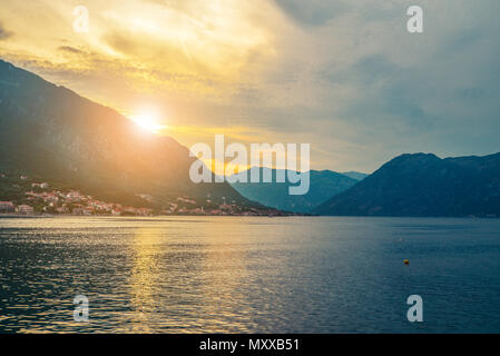 Schöne Aussicht auf den Sonnenuntergang in den Bergen in der Bucht von Kotor, Montenegro Stockfoto