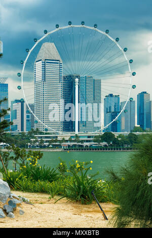 Singapore Flyer und Suntec City Schuß von Gärten durch die Bucht Stockfoto