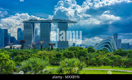 Blick auf die Marina Bay Sands mit Gärten durch die Bucht, geschossen von Marina Barrage Stockfoto