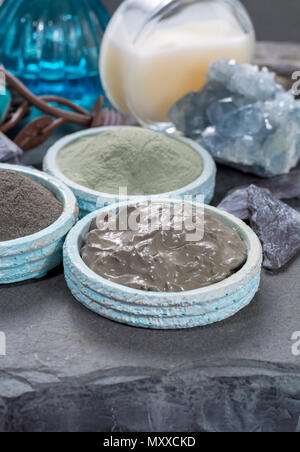 Alte natur Mineralien, verschiedene Arten von Ton zur Hautpflege verwendet, Wellnessanwendungen, Gesichtsmasken, Grau, Schwarz, Grün und Blau Schlamm Stockfoto