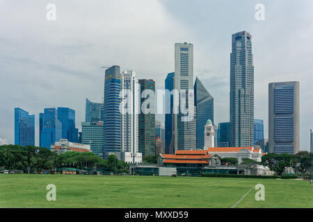 Padang mit Central Business District im Hintergrund Stockfoto