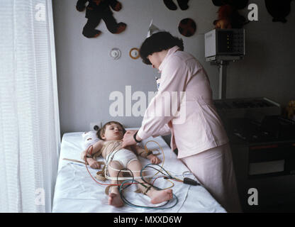 Eine, Elektrokardiogramm, EKG, der ein Kind Patient in der polnischen Kinder Klinik, Warschau, Polen Stockfoto