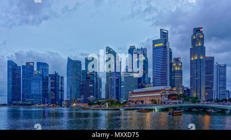 Central Business District mit Fullerton Hotel und fullerton Eine während der blauen Stunde Stockfoto