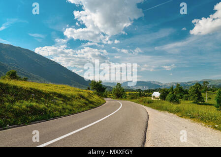 Eine leere Straße in den Bergen von Montenegro an einem sonnigen Tag Stockfoto