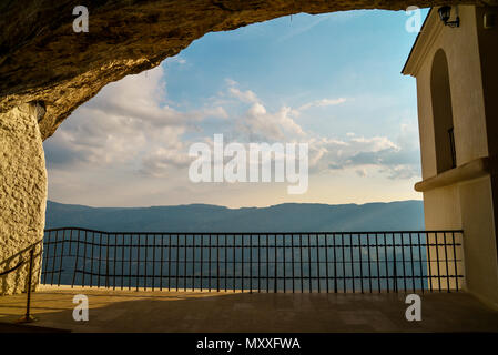 Blick auf die Berge von Kloster Ostrog in Montenegro - St. Vasilije Ostroski (obere Kirche) Stockfoto