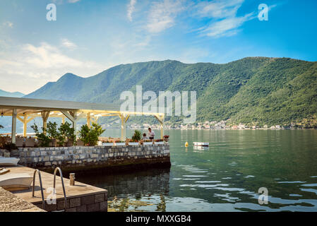 Die alten Cafe auf dem Wasser ist der beliebteste Touristenort mit köstlichen lokalen Küche und einem schönen Blick auf die Bucht von Kotor, Perast, Montenegro. Stockfoto