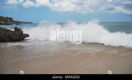 Luftaufnahme der felsigen Küste, tropischen Strand mit großen Welle. Große Wellen von türkisfarbenem Wasser zerkleinern an einem Strand, Bali, Indonesien. Travel Concept. Stockfoto