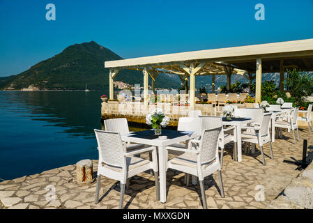 Die alten Cafe auf dem Wasser ist der beliebteste Touristenort mit köstlichen lokalen Küche und einem schönen Blick auf die Bucht von Kotor, Perast, Montenegro. Stockfoto
