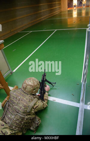 Ein Mitglied der Britischen Streitkräfte stellt sicher, dass seine L 85 A2 Gewehr entladen an der Schulung Support Center Benelux 25 m Reichweite im Innenbereich, auf chièvres Air Base, Belgien, November 30, 2016. Die britischen Truppen unter Aufsicht der britischen Joint European Training Team ausgebildet. (U.S. Armee Foto von visuellen Informationen Spezialist Pierre-Etienne Courtejoie) Stockfoto