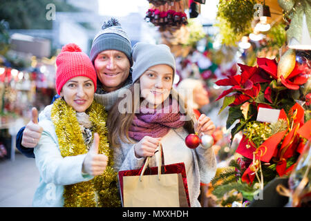 Ziemlich Familie von drei Wahl Weihnachten Stern Blume am Weihnachtsmarkt Stockfoto