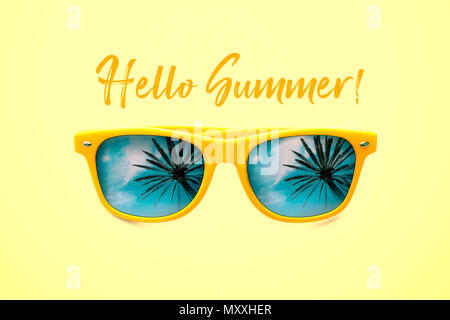 Hallo Sommer Konzept Bild: gelbe Sonnenbrille mit Palme Reflexionen in gelben Pastelltönen Hintergrund isoliert. Minimalistisches Bild bereit für den Sommer, Sonne Stockfoto