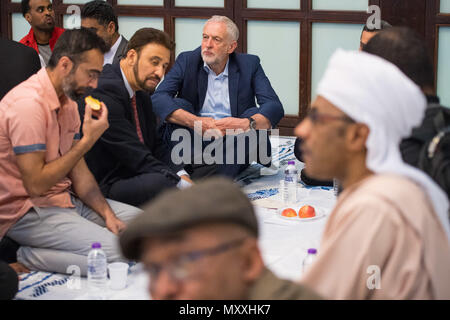 Der Führer der Jeremy Corbyn (Mitte) verbindet Anbeter für iftar bei einem Besuch der Al-Manaar Muslim Cultural Heritage Center, in Westbourne Park, London. Stockfoto