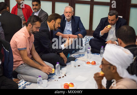 Der Führer der Jeremy Corbyn (Mitte) verbindet Anbeter für iftar bei einem Besuch der Al-Manaar Muslim Cultural Heritage Center, in Westbourne Park, London. Stockfoto