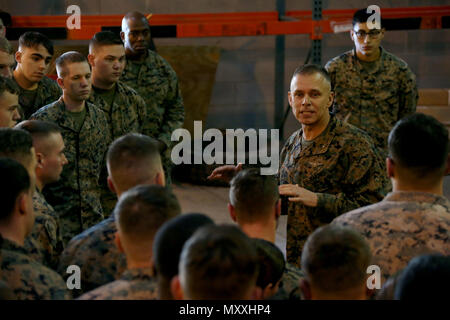 Brig. Gen. Matthew Glavy spricht mit Marines Marine Air Control Squadron 2 zugewiesen, die an Bord der Marine Corps Air Station Cherry Point, N.C., Dez. 7, 2016. Glavy weiterhin aktiv alle 2. Marine Flugzeugflügel Staffeln während seiner Amtszeit als kommandierender General des 2. MAW besuchen. MACS-2 bietet die Luftüberwachung und die Flugsicherung für die II Marine Expeditionary Force. (U.S. Marine Corps Foto von Cpl. Jason Jimenez/Freigegeben) Stockfoto