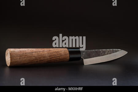 Holz- messer auf einem schwarzen Leder Oberfläche closeup Stockfoto
