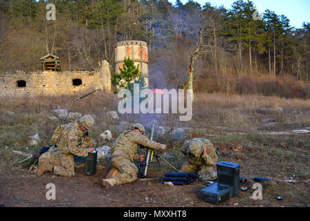 Fallschirmjäger der 1. Geschwader, 91. Kavallerie-Regiment, 173. Luftlandebrigade feuern M244-Mörser während einer Feuerübung in der Pocek Range, Slowenien, am 8. Dezember 2016 im Rahmen der Übung Mountain Shock. Bei der Notfalleinsatzübung mit slowenischen Streitkräften wird der Schwerpunkt auf rascher Truppenbildung, der Kompetenz von Waffensystemen, dem Zusammenhalt der Teams und der Interoperabilität der NATO gelegt, wodurch die Einsatzbereitschaft und die Einsatzfähigkeit der alliierten Streitkräfte gestärkt werden. Stockfoto