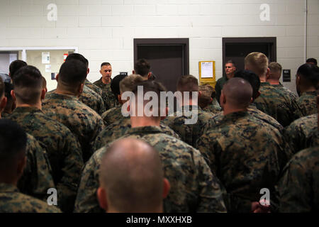 Brig. Gen. Matthew Glavy spricht Marines Marine Unmanned Aerial Vehicle Squadron 2, Marine Flugzeuge Gruppe 14, 2. Marine Flugzeugflügel an Bord der Marine Corps Air Station Cherry Point, N.C., Dez. 6, 2016 zugeordnet. Beim Besuchen mit VMU-2, Glavy dankte der Marines für Ihre "hervorragende Arbeit" und "flexibel". Glavy weiterhin aktiv alle 2. MAW Staffeln während seiner Amtszeit als kommandierender General des Kotflügels besuchen. Glavy ist der kommandierende General des 2. MAW. (U.S. Marine Corps Foto von Lance Cpl. Mackenzie Gibson/Freigegeben) Stockfoto