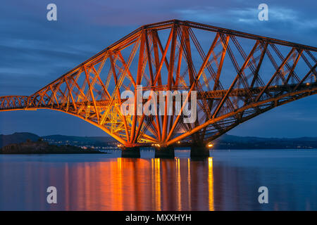 Die Brücke über den Firth von weiter in der Nähe von Queensferry in Schottland Stockfoto