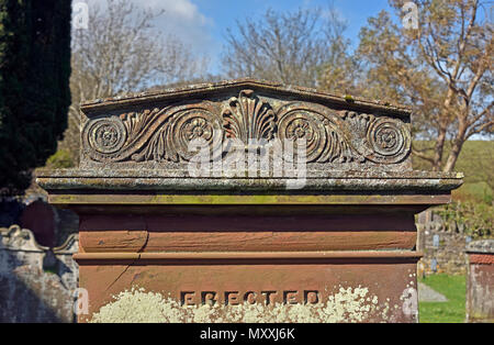 Detail aus Sandstein Grabstein. Kirche des Heiligen Bartholomäus, Loweswater, Nationalpark Lake District, Cumbria, England, Vereinigtes Königreich, Europa. Stockfoto