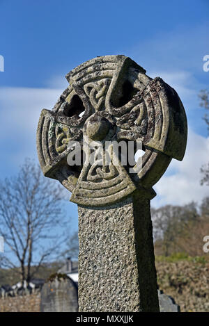Detail der Grabstein mit keltischen Kreuz Design. Kirche des Heiligen Bartholomäus, Loweswater, Nationalpark Lake District, Cumbria, England, Vereinigtes König Stockfoto