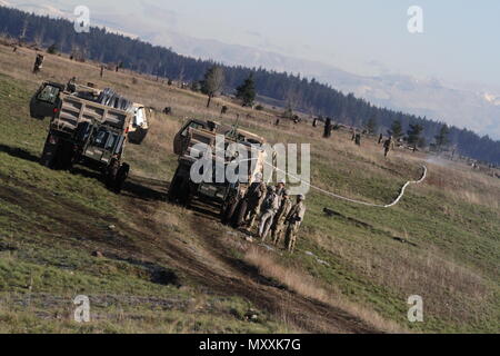 Us Army Combat Ingenieure mit 555 Engineer Brigade 864th Engineer Battalion (Herzschrittmacher) Feuer eine live Rakete während einer Mine Clearing Line (MICLIC) Übung am Joint Base Lewis-McChord 7. Dezember 2016. Soldaten mit der Raketengetriebenen Line kostenlos durch tödliche Hindernisse wie meine Felder zu erhalten. (US Army Foto von 1 LT Tanangachi Mfuni). Stockfoto