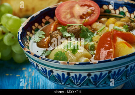 Usbekische nahot shurpa, Suppe mit Gemüse und Kichererbsen, Ansicht von oben. Zentrale asiatische Küche Stockfoto