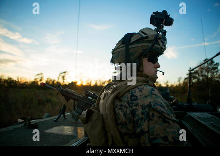 Cpl. Colby Pockabla, schaut sich um, während im Inneren ein amphibisches Fahrzeug während einer mechanisierten raid Dez. 5, 2016 in Camp Lejeune in North Carolina als Teil der Amphibischen bereit Gruppe Marine Expeditionary Unit Übung. Marines mit Kilo Unternehmen, 3.BATAILLON, 6 Marine Regiment führte die Raid in Amphibisches Fahrzeuge mit Crew von Marines mit 2 Assault Amphibian Bataillon. Die simulierte Raid wurde durchgeführt, um die infanterie Marines in Schiff besser Vers-zu-Ufer Bewegungen von USS Carter Hall (LSD-50). Pockabla ist mit Kilo Co., 3/6, und Grove City, Pennsylvania native. (U.S. Marine Corps Stockfoto