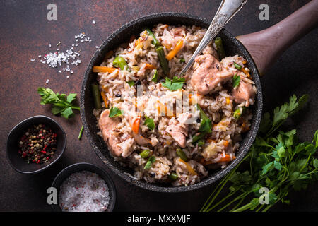 Pilav mit der Türkei Fleisch, Gemüse und Reis. Ansicht von oben. Stockfoto